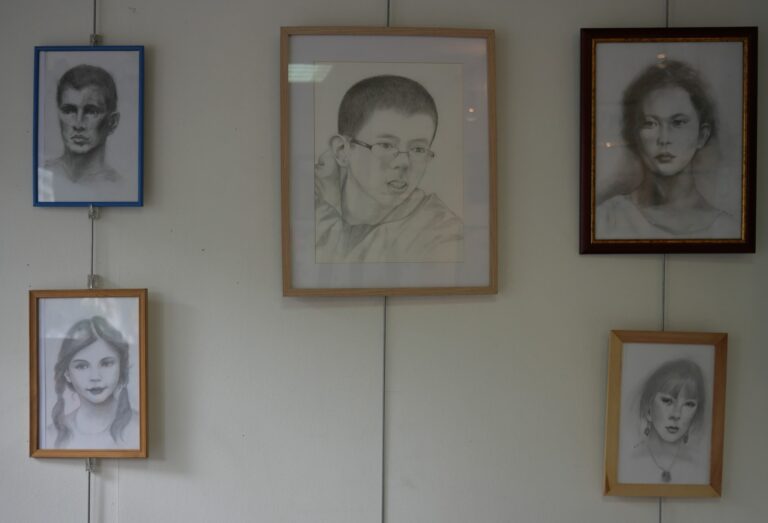 Portraits au crayon à l'intérieur